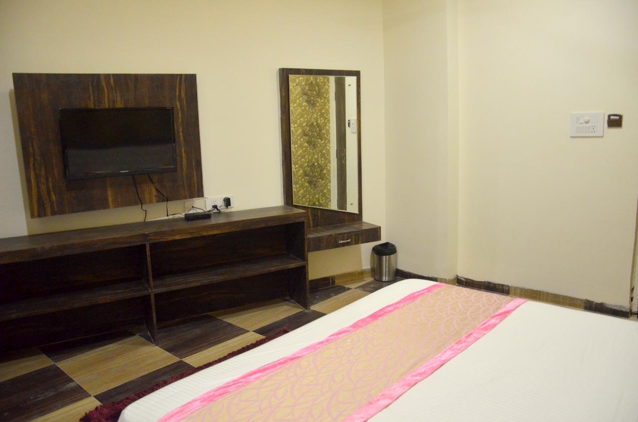The Grand Orion Hotel Chinhat Exterior photo